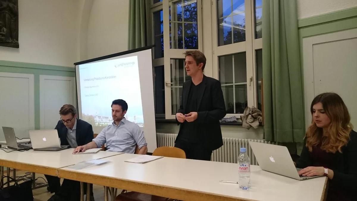Christoph Baumann (Mitte) wurde am Freitag zum neuen Präsidenten der Jungfreisinnigen im Kanton Zürich gewählt. (Bild: zvg)