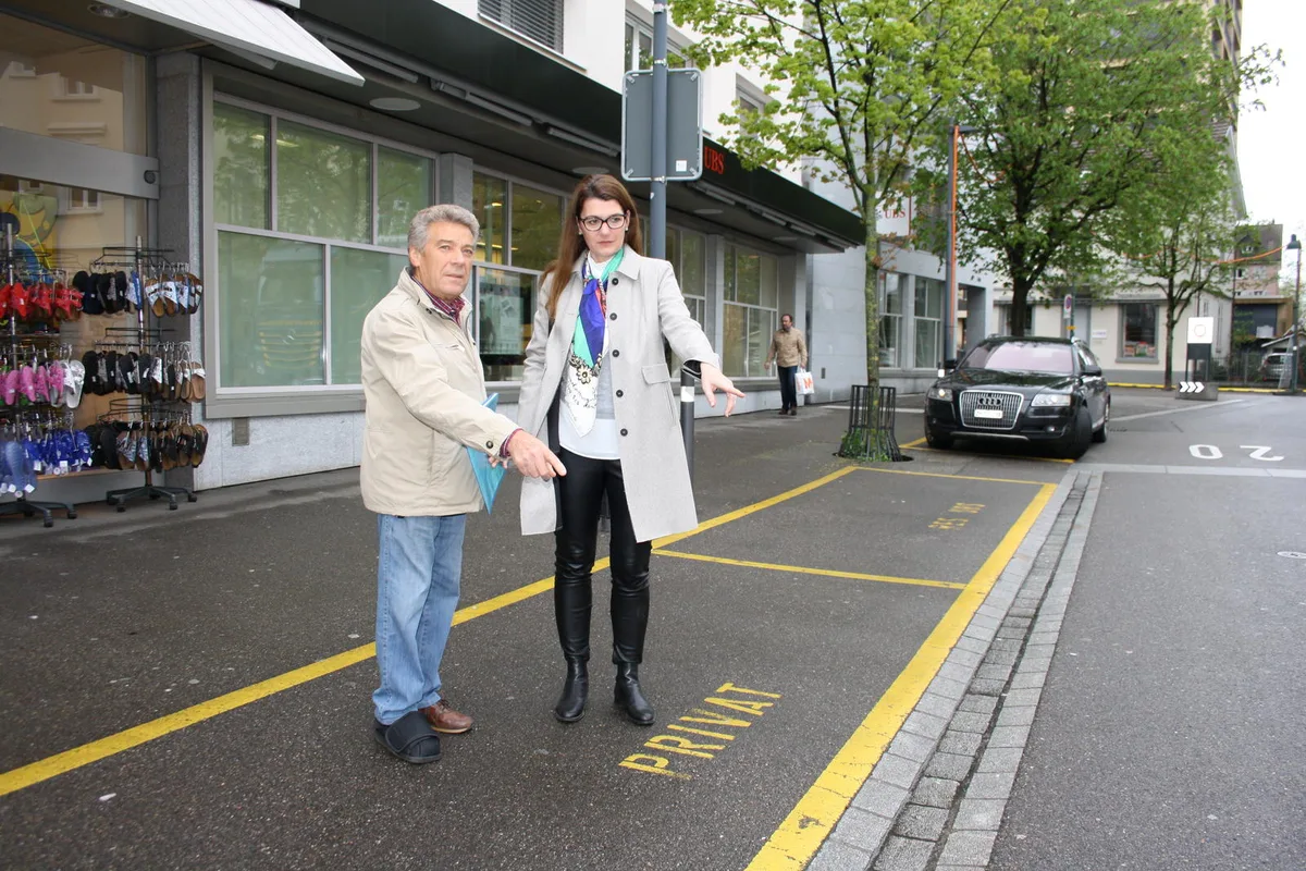 Salvatore Siciliano und Monika Lüttin zeigen, wo sich der Vorfall ereignet hat. (Bild: Thomas Bacher)