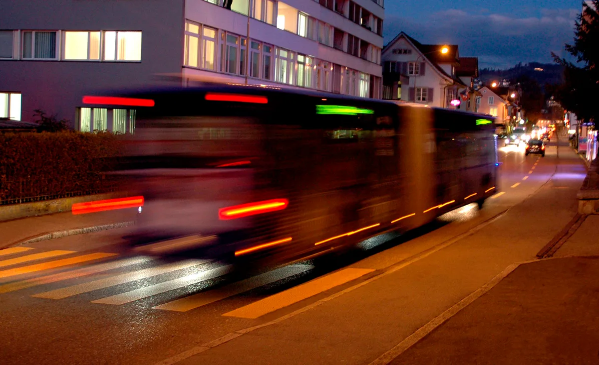 bus_in_fahrt_2_1 Die VZO beschäftigen momentan rund 22 Busfahrer, die das Pensionsalter bereits erreicht haben. (Bild: zvg/VZO)