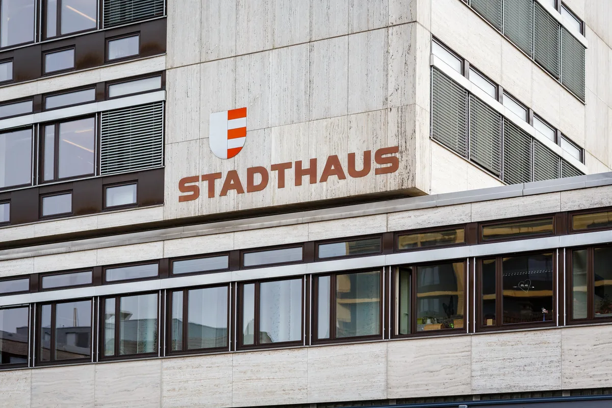 uster_0403016_stadthaus_naz-9 Die Stadt Uster schliesst die Rechnung 2015 mit einem Defizit von 7,2 Millionen Franken ab. (Symbolbild: Nicolas Zonvi/Archiv)