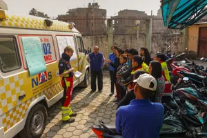zol_regio_s13_2_v1_dsc00549 Notfallmedizinische Weiterbildung im Freien: Eine Rettungssanitäterin der Regio 144 erklärt Mitarbeitern des Nepal Ambulance Service – die teilweise die früheren, rot-gelben «Regio»-Uniformen tragen – neue Behandlungsrichtlinien, welche die Oberländer zusammen mit den Nepalesen entwickelt hatten. (Bild: Regio 144)