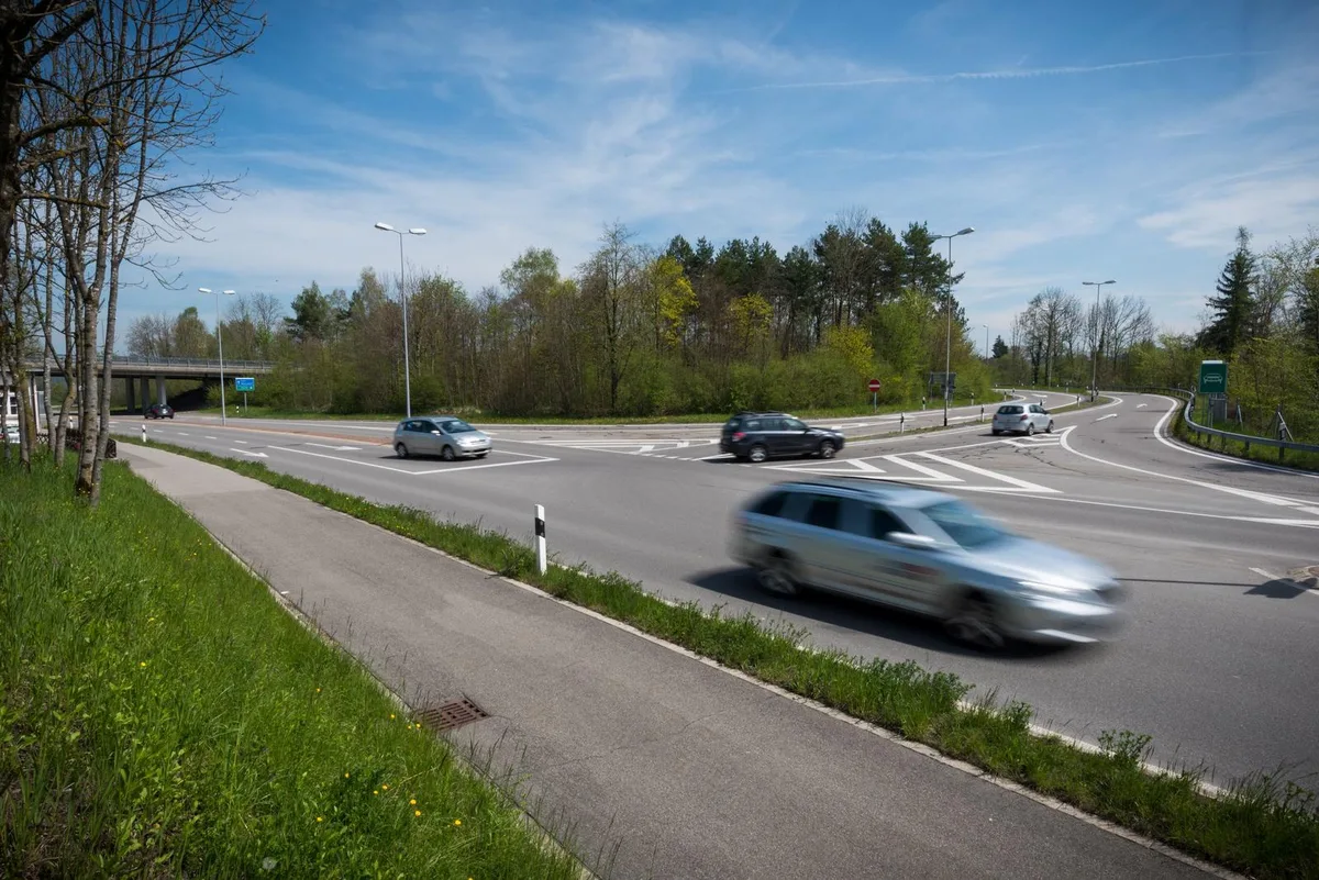 esslingen_21-04-16_autobahnausfahrt_fsm_002 Ein gefährlicher Ort: Die Ein- und Ausfahrt in Esslingen von und in die Usterstrasse, auf der Tempo 80 gilt. Das Tempo soll hier auf 60 Kilometer pro Stunde gesenkt werden. (Bild: Fabio Meier)