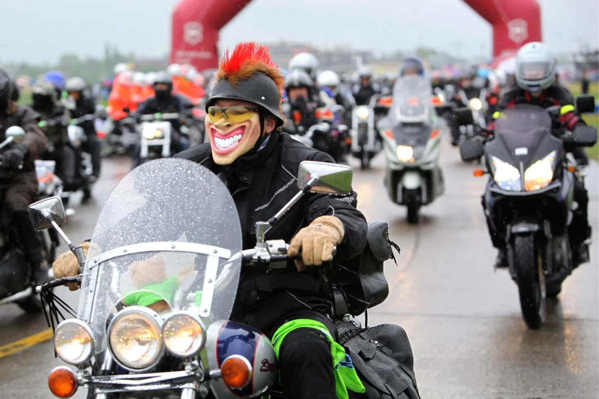 1659171 Gute Miene zum schlechten Wetter: Töfffahrer wie hier am Love Ride Dübendorf im Jahr 2010 sind bei Regen gefordert. (Gesa Lüchinger)