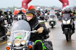 1659171 Gute Miene zum schlechten Wetter: Töfffahrer wie hier am Love Ride Dübendorf im Jahr 2010 sind bei Regen gefordert. (Gesa Lüchinger)