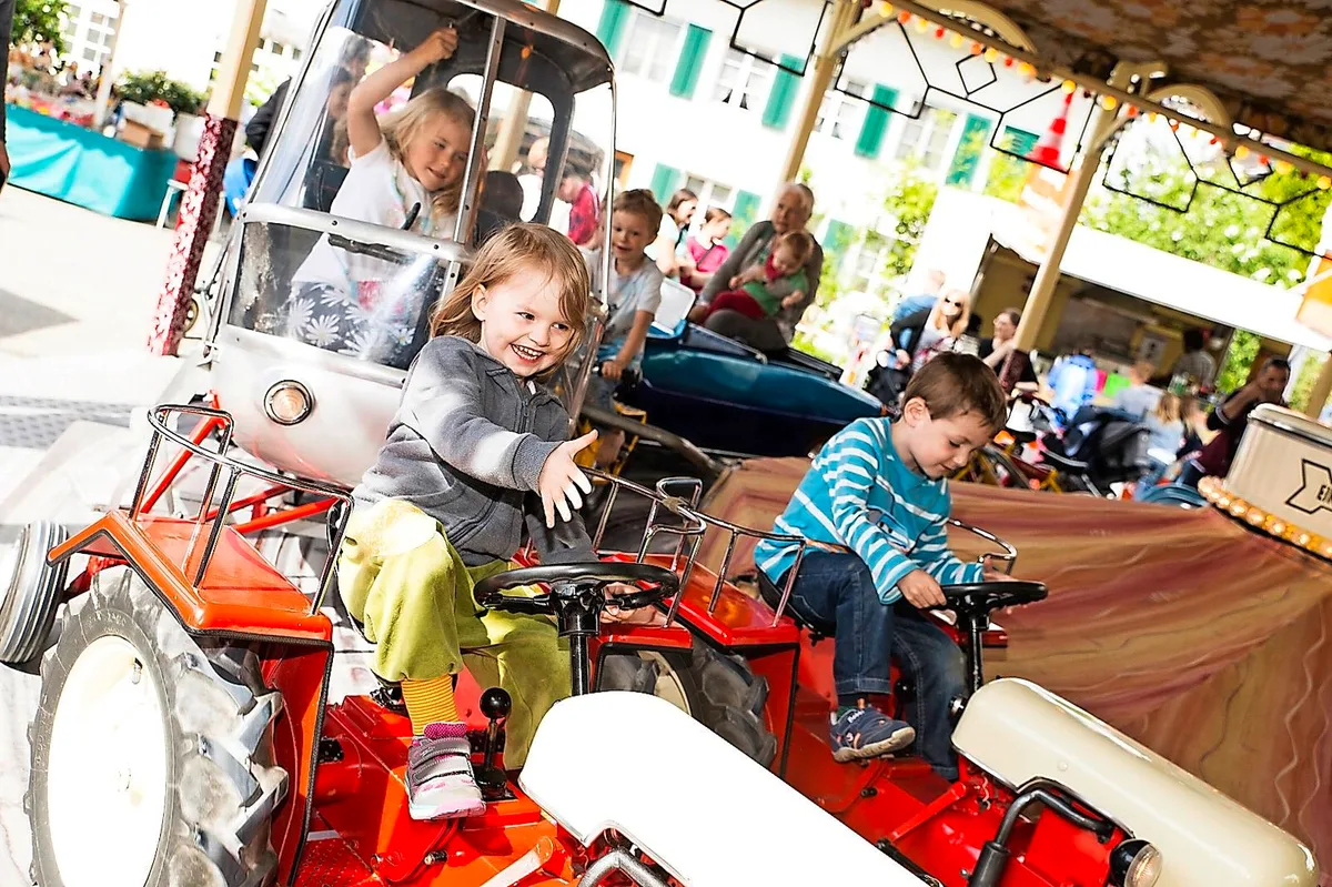 uster_20160506_chilbinanikon Neue Attraktivitäten sollen die Näniker Chilbi retten. Der Flohmarkt macht den Anfang. (Archivbild: Christian Senn)