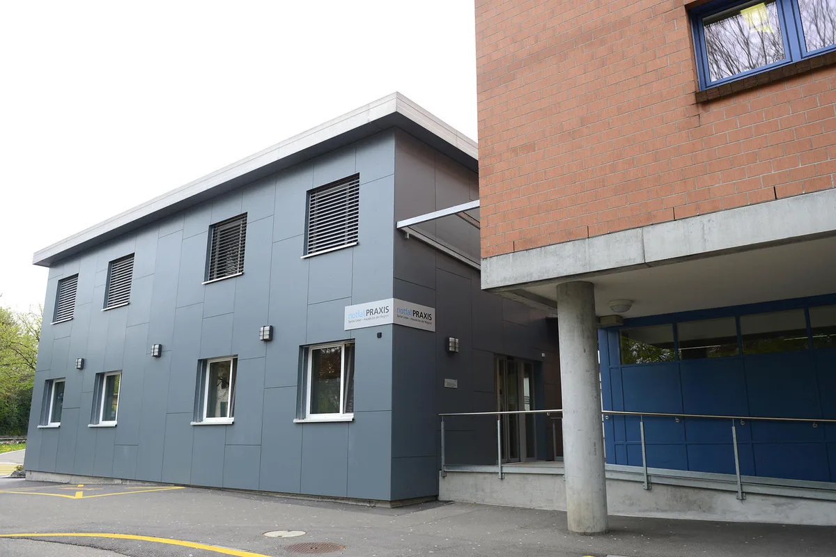 tz_spital-uster_drschnyder_25042015_jam1 Das Spital Uster muss heute ganze Abteilungen in Provisorien unterbringen: Zum Beispiel die Notfallpraxis. (Bild: Mirjam Müller)