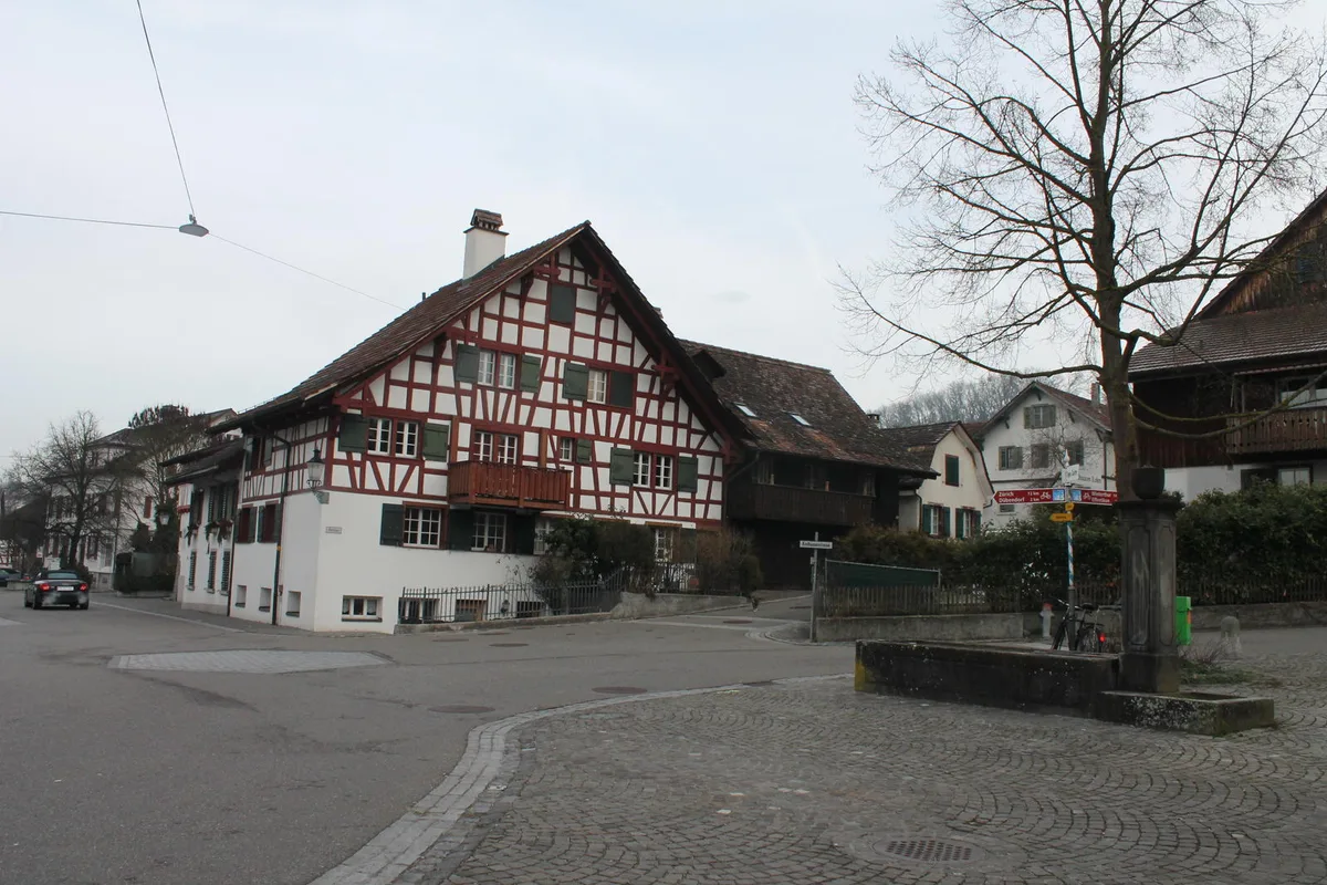 Die Jahresrechnung von Wangen-Brüttisellen – im Bild der Dorfplatz – schliesst deutlich schlechter ab als budgetiert. Die Einheitsgemeinde erwirtschaftete ein Minus von rund 900'000 Franken. (Archivbild: Mike Gadient), Wie der Gemeinderat in seinem Bericht darlegt, liegt die Verschlechterung einmal an den Steuern aus früheren Jahren und den Quellensteuern, die tiefer ausgefallen sind als bud­getiert. Im Bild der Dorfplatz Wangen-Brüttisellen. (Archivbild: Mike Gadient)