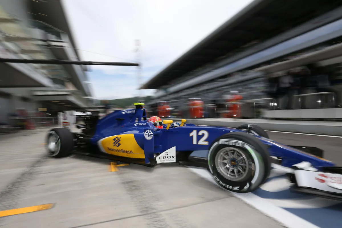 Noch ist Sauber am Start: Felipe Nasr fährt in Sotschi aus der Box. (Bild: Sauber Motorsport AG)