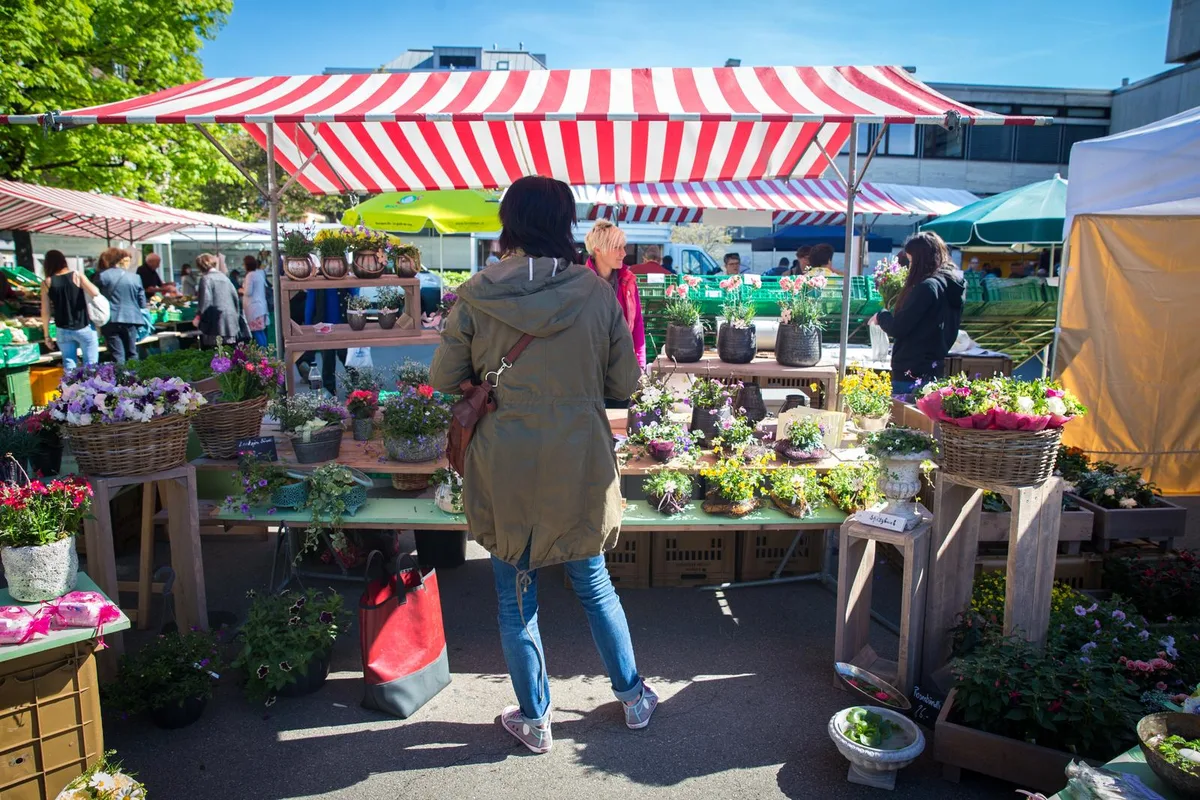 Zahlreiche Händler kommen seit vielen Jahren an den Ustermer Wochenmarkt. Sie befürworten einen Samstagsmarkt zwar nicht, sehen ihn aber auch nicht als grosse Gefahr. (Bild: Seraina Boner)