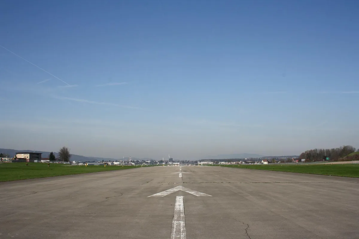 1624326 Auf dem Areal des Dübendorfer Militärflugplatz könnte dereinst der Innovationspark eingerichtet werden. (Archivbild: Manuel Reimann)