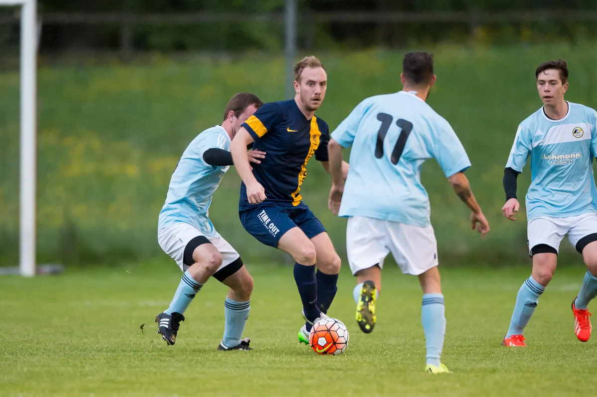 Greifensees Oliver Rinderknecht gegen Wetzikon Lukas Huber und 11 Alessio Pedrotti (Archivbild: Robert Pfiffner)