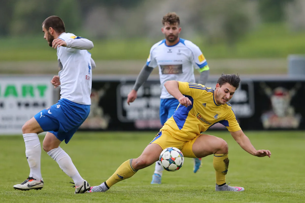 sport_30042016_fussballgossaustmargrethen_dku_4 Ausgerutscht: Gossaus Michele Marena (in gelb), hier gegen St. Margrethens Dusan Djuricic. (Archivbild: David Kündig)