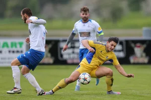 sport_30042016_fussballgossaustmargrethen_dku_4 Ausgerutscht: Gossaus Michele Marena (in gelb), hier gegen St. Margrethens Dusan Djuricic. (Archivbild: David Kündig)