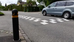 20160517_132425_0 Dieses Kissen im Seegräbner Ortsteil Sack rüttelt einen wach. (Bild: Christian Brändli), Nicht alle Unterböden haben es ohne Kontakt über das Kissen geschafft. (Bild: Christian Brändli), Mit einigen Blumen wirkt das Kissen schon viel sympathischer. (Bild: Christian Brändli), Vom Boden sieht das Kissen noch nicht einmal so hoch aus. (Bild: Christian Brändli), Ein kleiner Fahrtest über ein Triple-Kissen. (Bild: Christian Brändli)