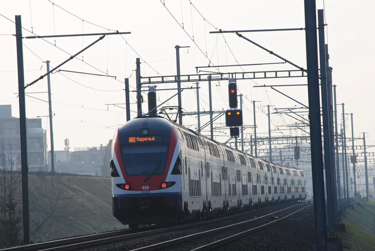 Wer die S-Bahn benutzt, muss auch dafür bezahlen - sonst kann es sehr teuer werden, wie eine im Zürcher Oberland wohnhafte Afrikanerin erfuhr. (Symbolbild: Manuel Reimann/Archiv)