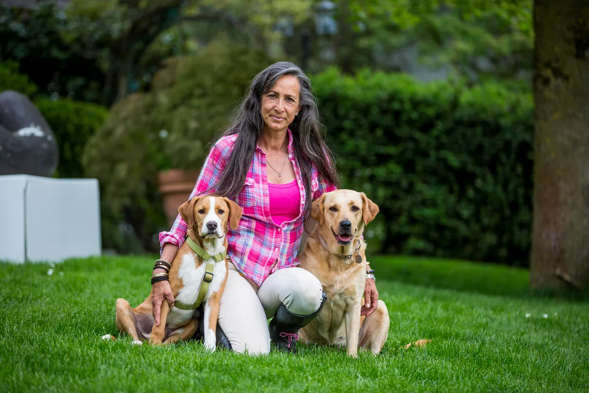 hinwil_11052016_christaseiler_crm_2 Christa Seiler im Garten ihres Hauses in Ottikon mit Peanut (links) und Pearly: Die beiden Hunde brachte sie kürzlich aus Portugal mit, wo sie ein kümmerliches Dasein fristeten. (Bild: Christian Merz)