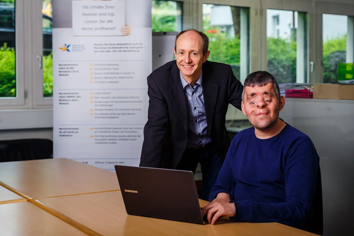 Andreas Uebelbacher (links) und der sehbehinderte Daniele Corciulo untersuchen für die Stiftung Zugang für alle Online-Angebote auf 
die in der Schweiz für Bund, Kantone und Gemeinden gesetzlich vorgeschriebene Barrierefreiheit. (Bild: Nicolas Zonvi), Die Webseiten der Gemeinden wurden auf Barrierefreiheit geprüft. (Tabelle: ZO Medien AG), Die Webseiten der Gemeinden wurden auf Barrierefreiheit geprüft. (Tabelle: ZO Medien AG)