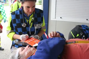 z-30-img_4978 Der Rettungsdienst Winterthur führte zusammen mit mehreren Partnerorganisationen aus dem Blaulichtbereich am Samstag eine grosse Rettungsübung in der Eishalle Deutweg durch. (Bilder: Ernst Hilfiker), Der Rettungsdienst Winterthur führte zusammen mit mehreren Partnerorganisationen aus dem Blaulichtbereich am Samstag eine grosse Rettungsübung in der Eishalle Deutweg durch. (Bild: Ernst Hilfiker), Der Rettungsdienst Winterthur führte zusammen mit mehreren Partnerorganisationen aus dem Blaulichtbereich am Samstag eine grosse Rettungsübung in der Eishalle Deutweg durch. (Bild: Ernst Hilfiker), Der Rettungsdienst Winterthur führte zusammen mit mehreren Partnerorganisationen aus dem Blaulichtbereich am Samstag eine grosse Rettungsübung in der Eishalle Deutweg durch. (Bild: Ernst Hilfiker), Der Rettungsdienst Winterthur führte zusammen mit mehreren Partnerorganisationen aus dem Blaulichtbereich am Samstag eine grosse Rettungsübung in der Eishalle Deutweg durch. (Bild: Ernst Hilfiker), Der Rettungsdienst Winterthur führte zusammen mit mehreren Partnerorganisationen aus dem Blaulichtbereich am Samstag eine grosse Rettungsübung in der Eishalle Deutweg durch. (Bild: Ernst Hilfiker), Der Rettungsdienst Winterthur führte zusammen mit mehreren Partnerorganisationen aus dem Blaulichtbereich am Samstag eine grosse Rettungsübung in der Eishalle Deutweg durch. (Bild: Ernst Hilfiker), Der Rettungsdienst Winterthur führte zusammen mit mehreren Partnerorganisationen aus dem Blaulichtbereich am Samstag eine grosse Rettungsübung in der Eishalle Deutweg durch. (Bild: Ernst Hilfiker)