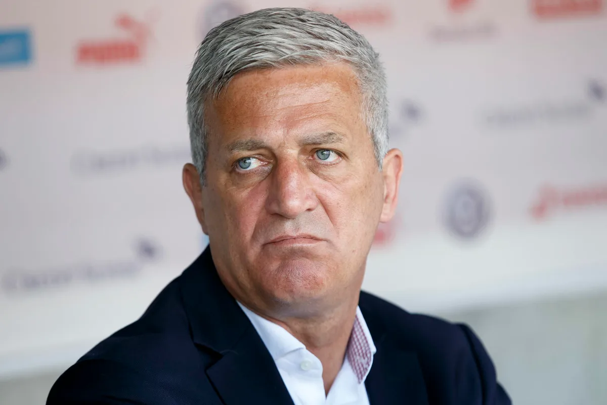 sdn112_a2t8577 Vladimir Petkovic entscheidet am Montag, 30. Mai 2016, welche Spieler im definitiven EM-Kader dabei sind. (Bild: Keystone), Nico Elvedi absolvierte bei der 1:2-Niederlage gegen Belgien am Samstag, 28. Mai 2016, seinen ersten Einsatz für die Schweizer A-Nationalmannschaft. (Bild: Keystone), Die rote Karte, die sich Haris Seferovic wegen Reklamierens einhandelte, trübte die eigentlich gute Leistung des Schweizer Teams. (Bild: Keystone), Trainer Vladimir Petkovic war dennoch zufrieden mit dem Auftritt. (Bild: Keystone)