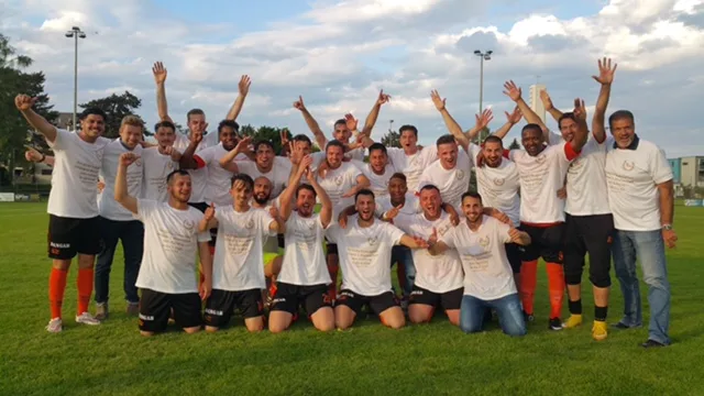 asdf Die Reserven des FC Dübendorf feiern den Aufstieg in die 3. Liga. (Bild: zvg)