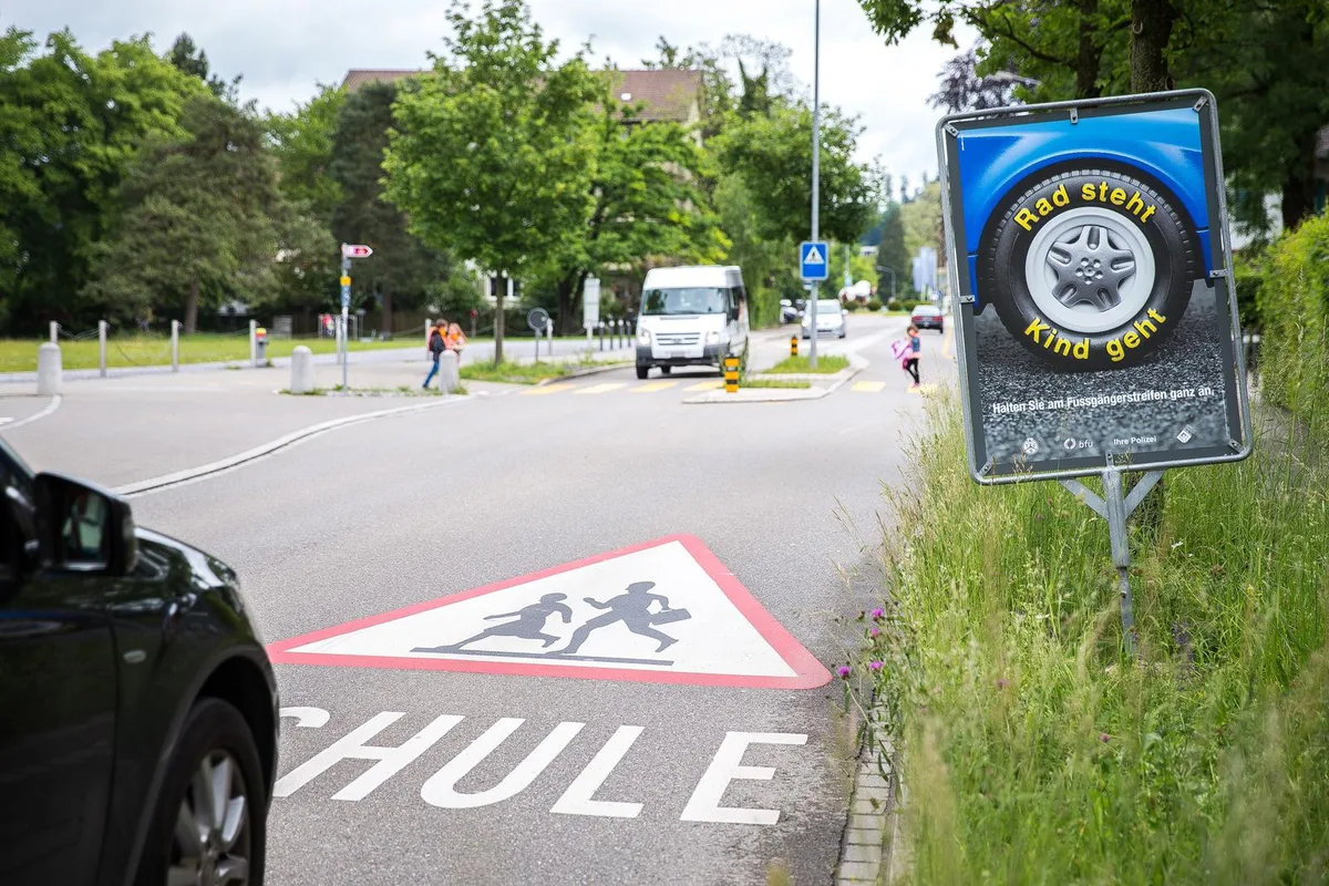 uster_02062016_radstehtkindgeht_sbo_4 Losgehen oder stehen bleiben? Zuweilen ist die Verunsicherung gross. Plakate wie hier an der Wilstrasse sollen Autofahrer sensibilisieren.
(Seraina Boner)