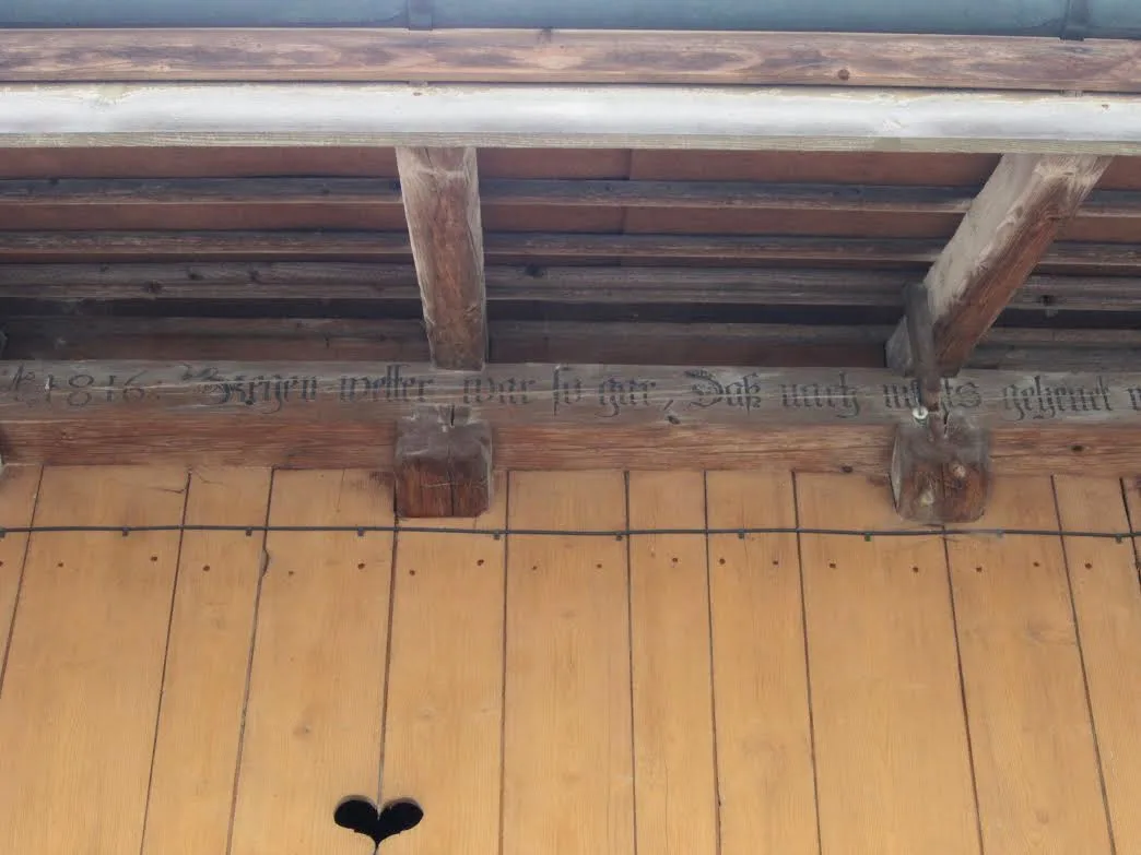 bild-dachbalken-surbeck Die Inschrift von 1816 an einer Vordachpfette in Wildberg bezeugt noch heute die einsetzende Teuerung im Sommer 1816. (Bild: Peter Surbeck)