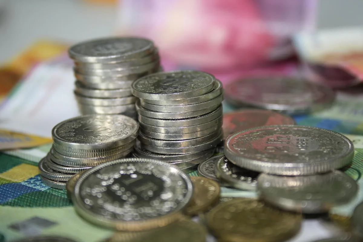 Die Betrüger haben es auf das Bargeld der Passanten abgesehen. (Symbolbild: Fabian Senn)