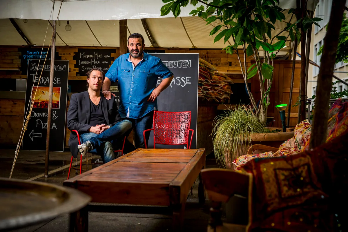 Mark Röthlin (links) und Athanasios Dailianis auf der Terrasse des Kaufleuten. (Bild: Christian Merz)