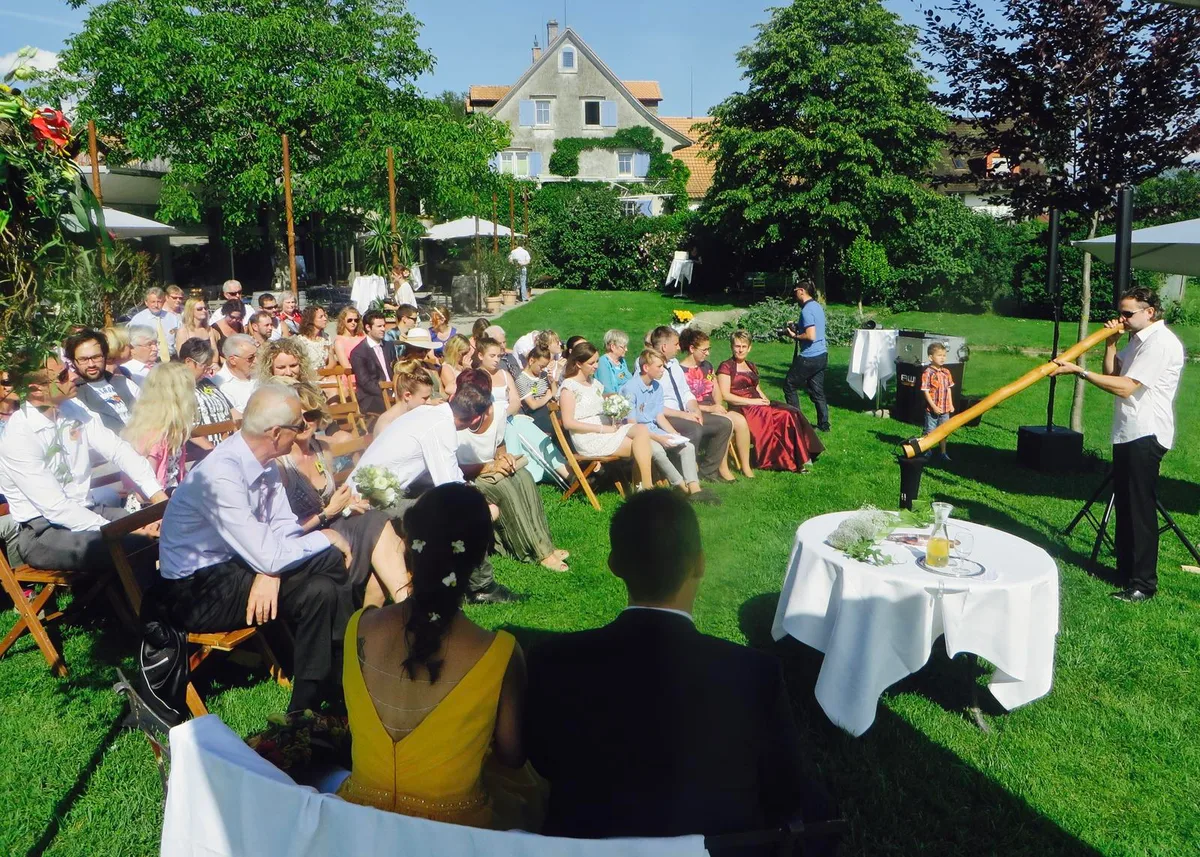 img_8630 Trauung in der Moschti Stäfa - mit dem Didgeridoo-Spieler Awi
(Bild NL)