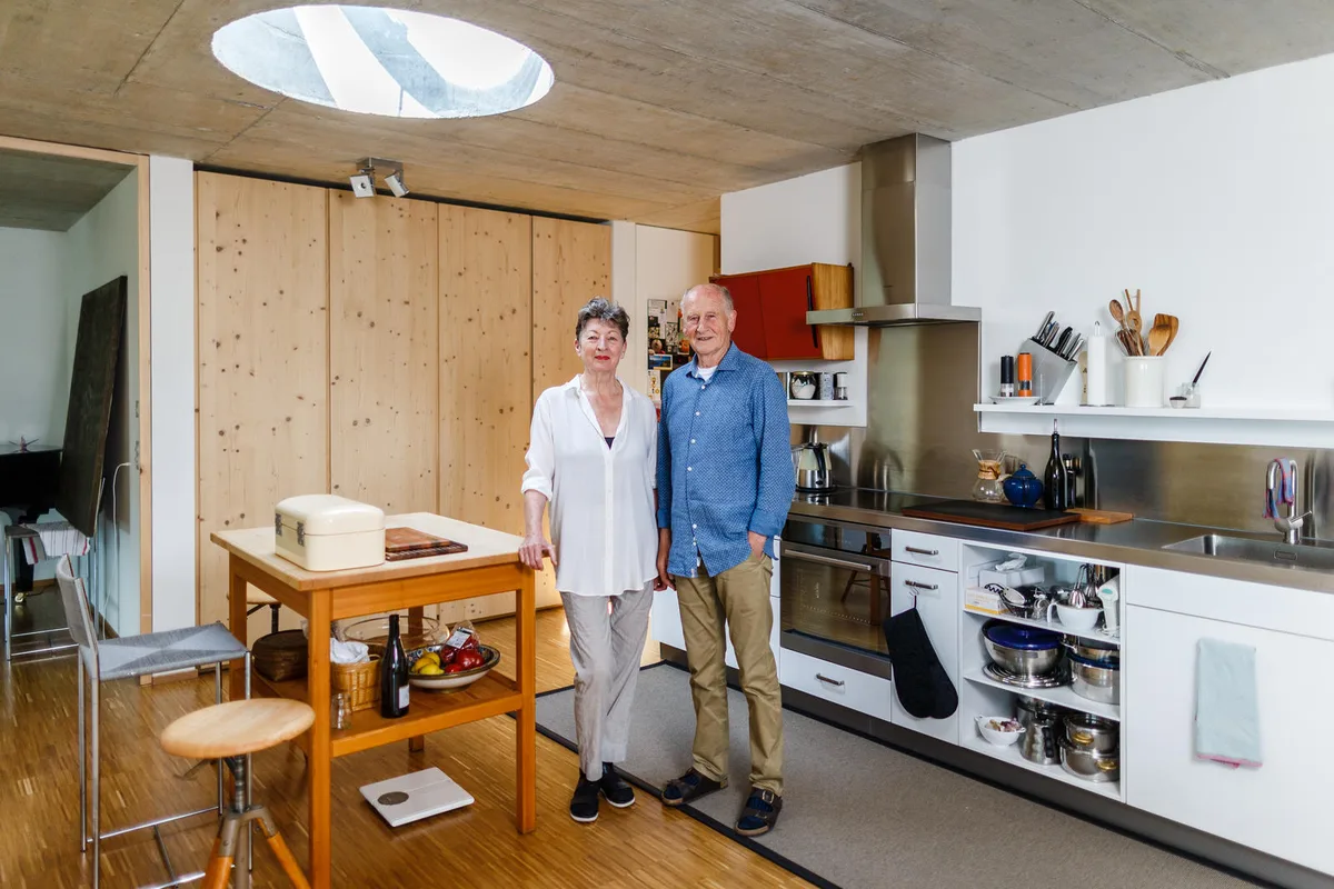 uster_07062016_wohnung_naz-1 Das Ehepaar Mathilde und Dieter Schulte-Haller in der Küche ihrer neuen Wohnung – man beachte das Oberlicht. (Bild: Nicolas Zonvi)