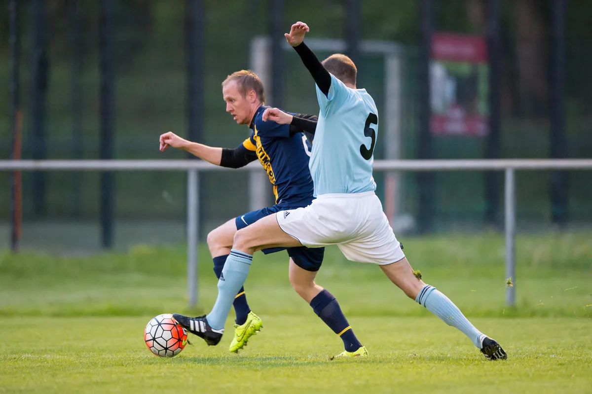 sport_03052016_fussball_pif-2 Greifensee Roger Grüter, hier gegen Wetzikons Robin Zbinden. (Archivbild: Robert Pfiffner)
