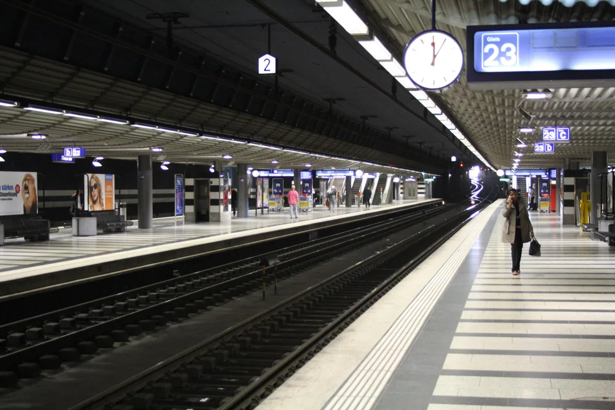 Eine Nachtzugverbindung vom Zürcher Hauptbahnhof nach Pfäffikon wäre zu teuer. (Symbolbild: Yves Ballinari)
