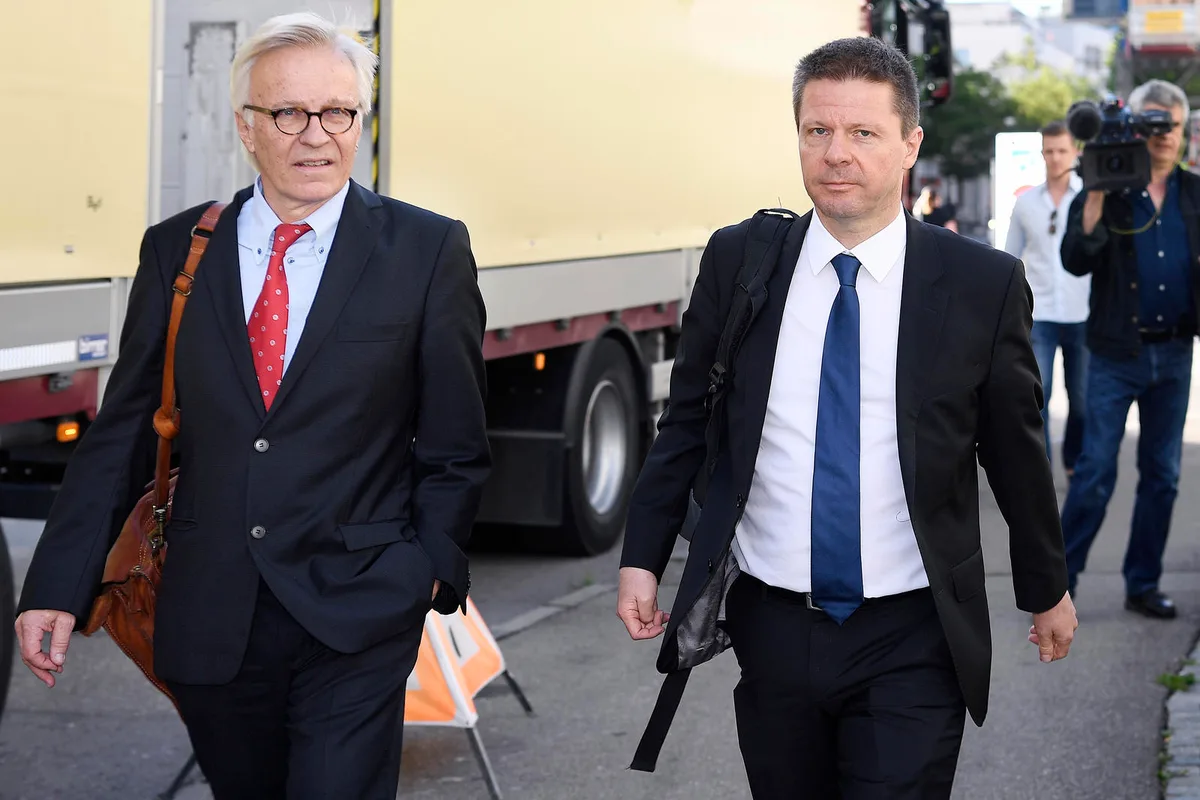 Martin Bäumle (rechts) mit Verteidiger Christoph Hohler am Mittwochmorgen vor dem Bezirksgericht Uster. (Bild: key), Der Ustermer Bezirksgericht, wo am Mittwoch der Prozess gegen den Dübendorfer Martin Bäumle stattfand. (Bild: key)