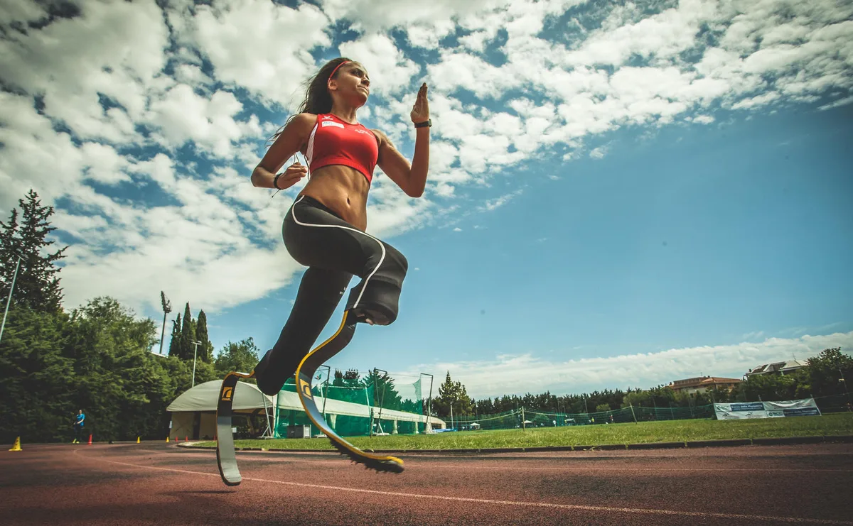 gro_160615_145022_mh3805_lr Abassia Rahmani überraschte mit dem dritten Rang an der Leichtathletik-EM in Grosseto. (Bild: Marcus Hartmann), Der 23-jährige Wilemerin mussten beide Unterschenkel amputiert werden. (Bild: Marcus Hartmann), Noch dieses Jahr will Rahmani die 14-Sekunden-Marke knacken. (Bild: Marcus Hartmann), «Man fühlt sich mit den Federn wie auf Wolken», sagt sie über ihre Karbon-Prothesen. (Bild: Marcus Hartmann)