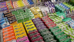 20160630_095427 Nur noch ein Zältli kaufen... (Bild Christian Brändli), ...oder Gummibärli? , Am Automaten ist die Auswahl überschaubarer., Dummerweise fehlt das Münz., Wenn ich die Auswahl sehe, fällt mir ein: Ich habe Durst.