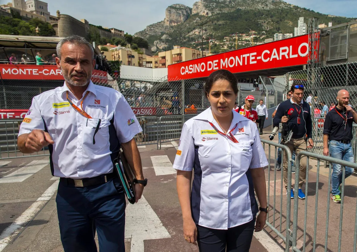Aufhellungen in Sicht: Die Sauber-Verantwortlichen – im Bild Team-Manager Zehnder und Teamchefin Kaltenborn – scheinen einen Weg aus der Krise gefunden zu haben. (Bild: Keystone), Teamchefin Monisha Kaltenborn ist zuversichtlich, die Investoren, die neue Struktur und die zukünftigen Besitzverhältnisse in den kommenden Wochen präsentieren zu können. (Bild: Keystone) , Den Mitarbeitern konnten die Löhne für die Monate Mai und Juni überwiesen werden. (Bild: Keystone) , Die positiven Schlagzeilen könnte Fahrer Felipe Nasr mit einem Punktgewinn beim GP in Österreich fortsetzen. (Bild: Keystone)