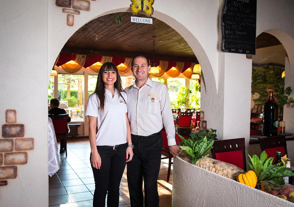 greifensee_17052016_gratisessenresttoscana_sbo_4 Elvira und Gino Ramadani verteilen seit über einem Monat Gratis-Essen an Bedürftige. (Bild: Seraina Boner), Das Restaurant Toscana in Greifensee erlangte dank der Aktion schweizweit Berühmtheit. (Bild: Seraina Boner), Mit diesem Zettel an der Eingangstüre des Restaurants fing Mitte Mai alles an. (Bild: zvg/www.facebook.com/Ristorante-Pizzeria-Toscana)