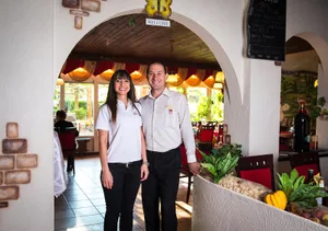 greifensee_17052016_gratisessenresttoscana_sbo_4 Elvira und Gino Ramadani verteilen seit über einem Monat Gratis-Essen an Bedürftige. (Bild: Seraina Boner), Das Restaurant Toscana in Greifensee erlangte dank der Aktion schweizweit Berühmtheit. (Bild: Seraina Boner), Mit diesem Zettel an der Eingangstüre des Restaurants fing Mitte Mai alles an. (Bild: zvg/www.facebook.com/Ristorante-Pizzeria-Toscana)