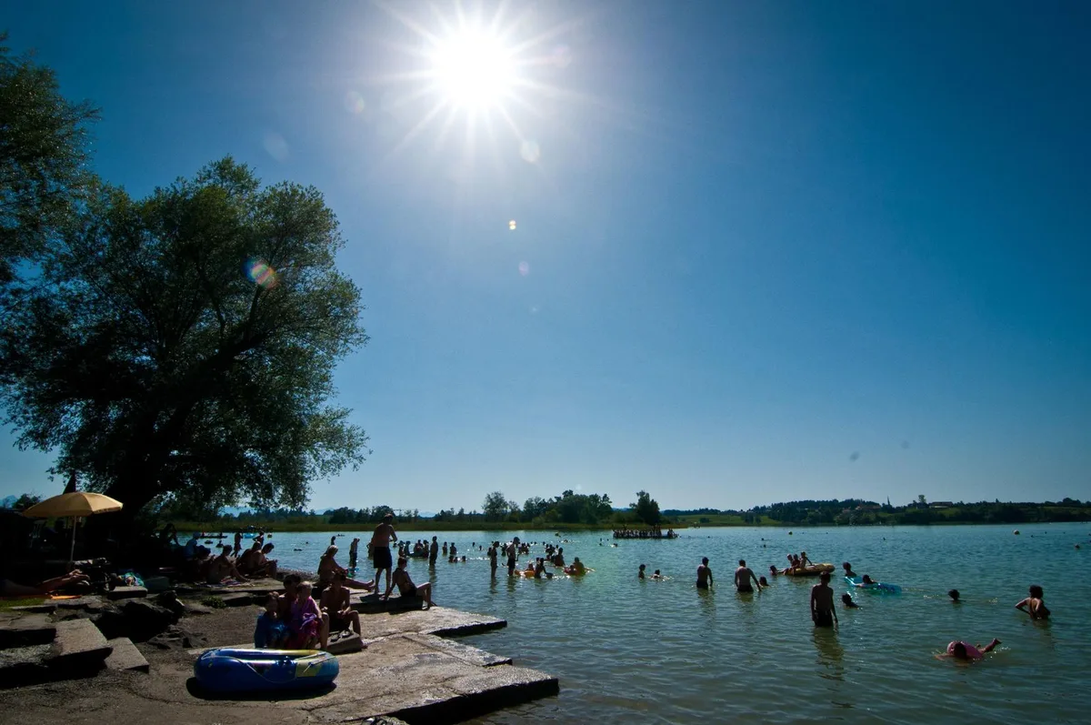auslikon_19082012_strandbadauslikon_sbo_8 So richtig schönes und heisses Sommerwetter, das die Massen ins Wasser wie hier im Bild im Strandbad Auslikon zieht, hat es heuer noch nicht gegeben. (Archivbild: Seraina Boner)