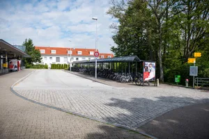 fehraltorf_bus_05-07-16_fsm_001 Mit dem Bau der dritten Anlegekante muss der Veloparkplatz verschoben werden. (Bild: Fabio Meier)