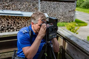 20-fr_tempo_05072016_re_02 Schnellfahrer im Visier: Mit einem Laser-Messgerät kontrolliert ein St. Galler Kantonspolizist, wer am Hulfteggpass zu schnell unterwegs ist. (Bild: Mano Reichling), Schnellfahrer im Visier: Mit einem Laser-Messgerät kontrolliert ein St. Galler Kantonspolizist, wer am Hulfteggpass zu schnell unterwegs ist. (Bild: Mano Reichling), Zu schnell: Mit über 100 km/h auf der 80er Strecke am Hulfteggpass unterwegs. (Bild: Mano Reichling)