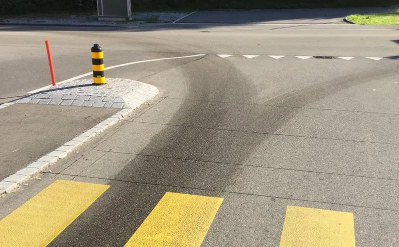 2_2 Bei einem Unfall auf der Buechstrasse in Jona erlitt das Auto Totalschaden in Höhe von rund 10‘000 Franken. (Bild Kantonspolizei St. Gallen) , Personen, die Angaben zum Unfallhergang machen können, werden gebeten, sich beim Polizeistützpunkt Schmerikon unter Telefon 058 229 52 00 zu melden. (Bild Kantonspolizei St. Gallen)