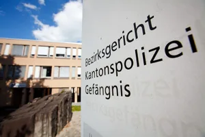 2379799 Das Bezirksgericht Pfäffikon verurteilte einen Russen, der mit einer Schere auf einen Landsmann eingestochen hatte, zu sechs Jahren Gefängnis. (Bild: Nicolas Zonvi)