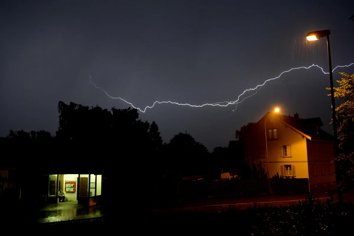blitzfoto_riedikon-uster-17062016_mirjammueller-jam In der Nacht auf Sonntag werden Gewitter mit hoher Blitzaktivität erwartet. (Symbolbild: Mirjam Müller)