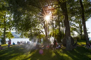 geifensee_09072016_grillieren_dku_6 Wer einen Abend am Greifensee geniessen will, muss starke Nerven haben – oder viel Antibrumm. (Bild: David Kündig)