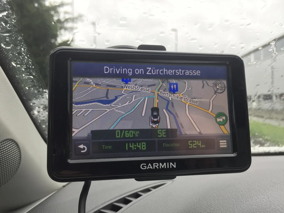 Hat die Situation nicht ganz erfasst: Mein Navigationsgerät im nicht angezeigten Stau. (Bild: Florian Bolli)