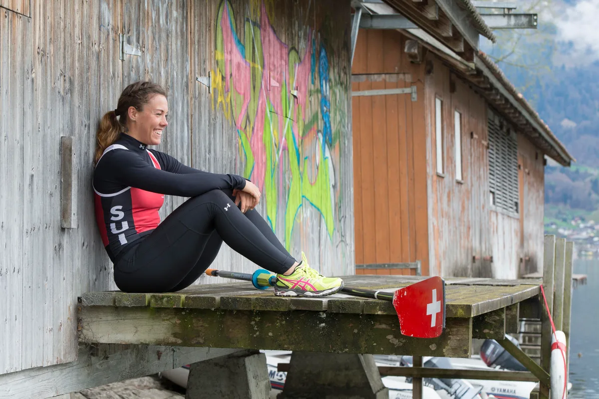 Durchatmen vor der nächsten Trainingseinheit: Die Ustermerin Jeannine Gmelin auf dem Steg in Sarnen. Die Skifferin lebt und trainiert im Ruderzentrum des Verbands am Sarnersee. (Bild: Keystone)
