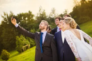 fotolia_71511072_m Kaum an einem Ort werden mehr Bilder aufgenommen als an einer Hochzeit. Doch wer darf die Fotos veröffentlichen? (Symbolbild: Fotolia)