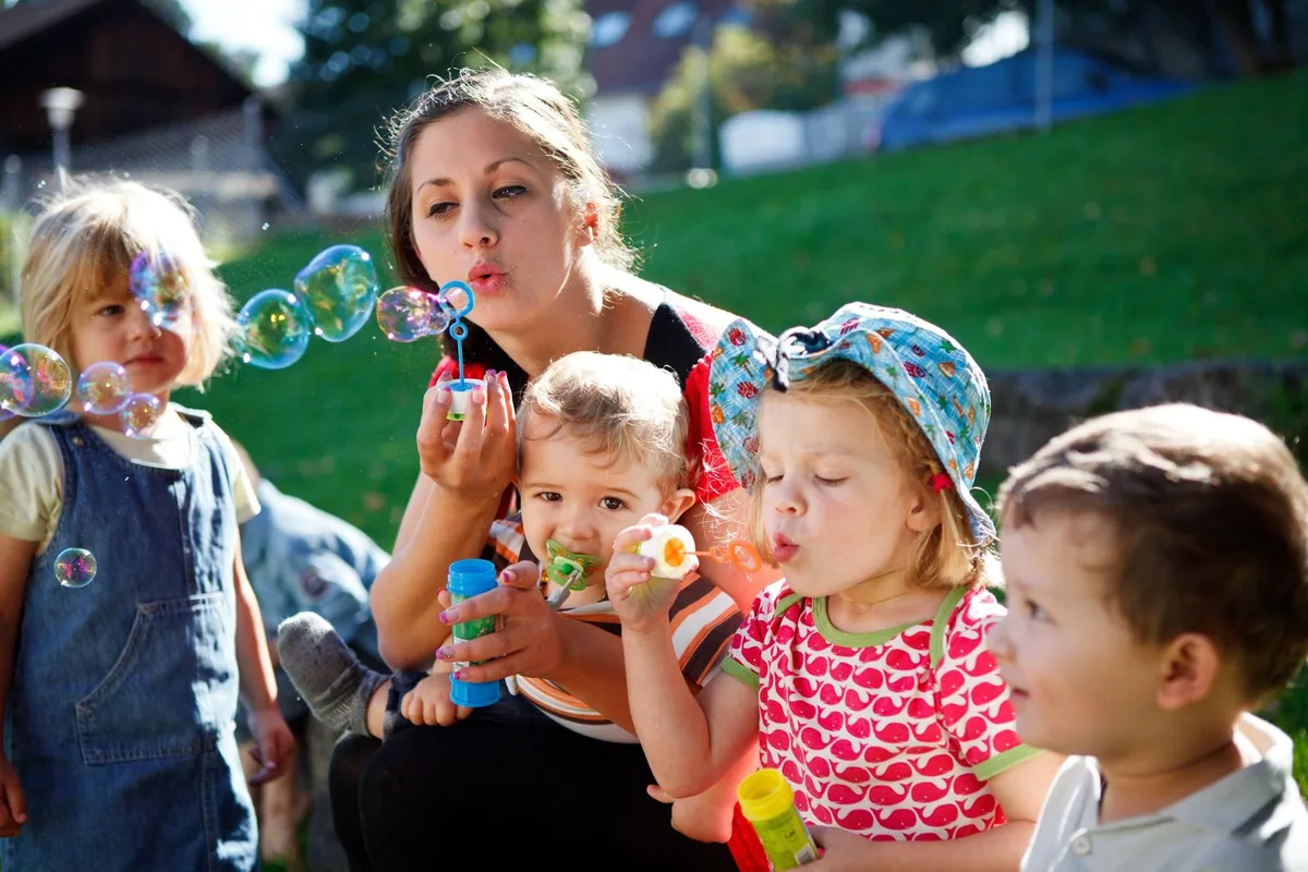 2407973 Die Betreuung von Kindern in der Krippe kostet je nach Hort und Gemeinde unterschiedlich viel. (Archivbild: Nicolas Zonvi)