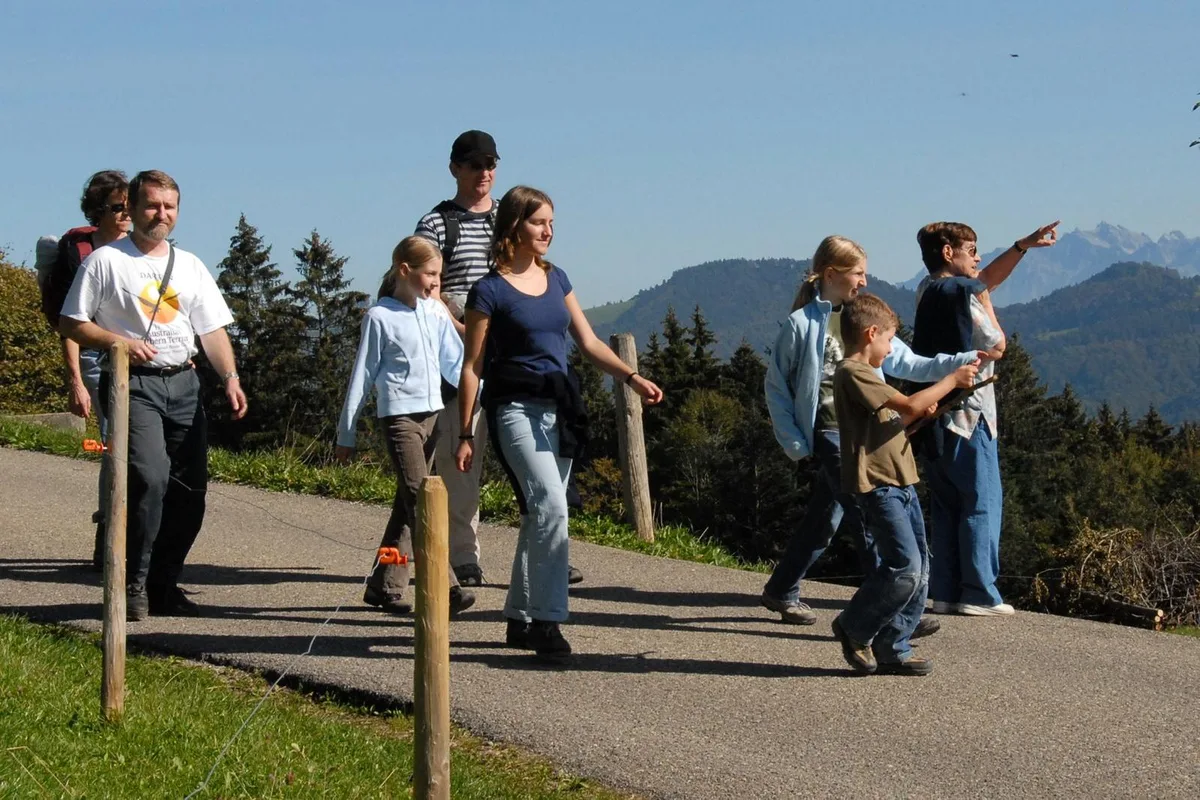 0426108 Grüezi mitenand: An schönen Tagen wird der Bachtelkulm von vielen Leuten besucht. (zvg), Eine angenehme Besucherdichte am Pfäffikersee. (Renato Bagattini), Im Tösstal finden auch Wandergruppen genug Platz. (zvg), In den Bergen gehört ein Grüezi zum guten Ton. (key), Soll man einander am Pfäffiker Seequai noch grüssen oder ist das Gelände schon zu städtisch? (Urs Weisskopf), Am Greifensee: Definitiv kein Platz mehr für ein Grüezi. (Renato Bagattini)